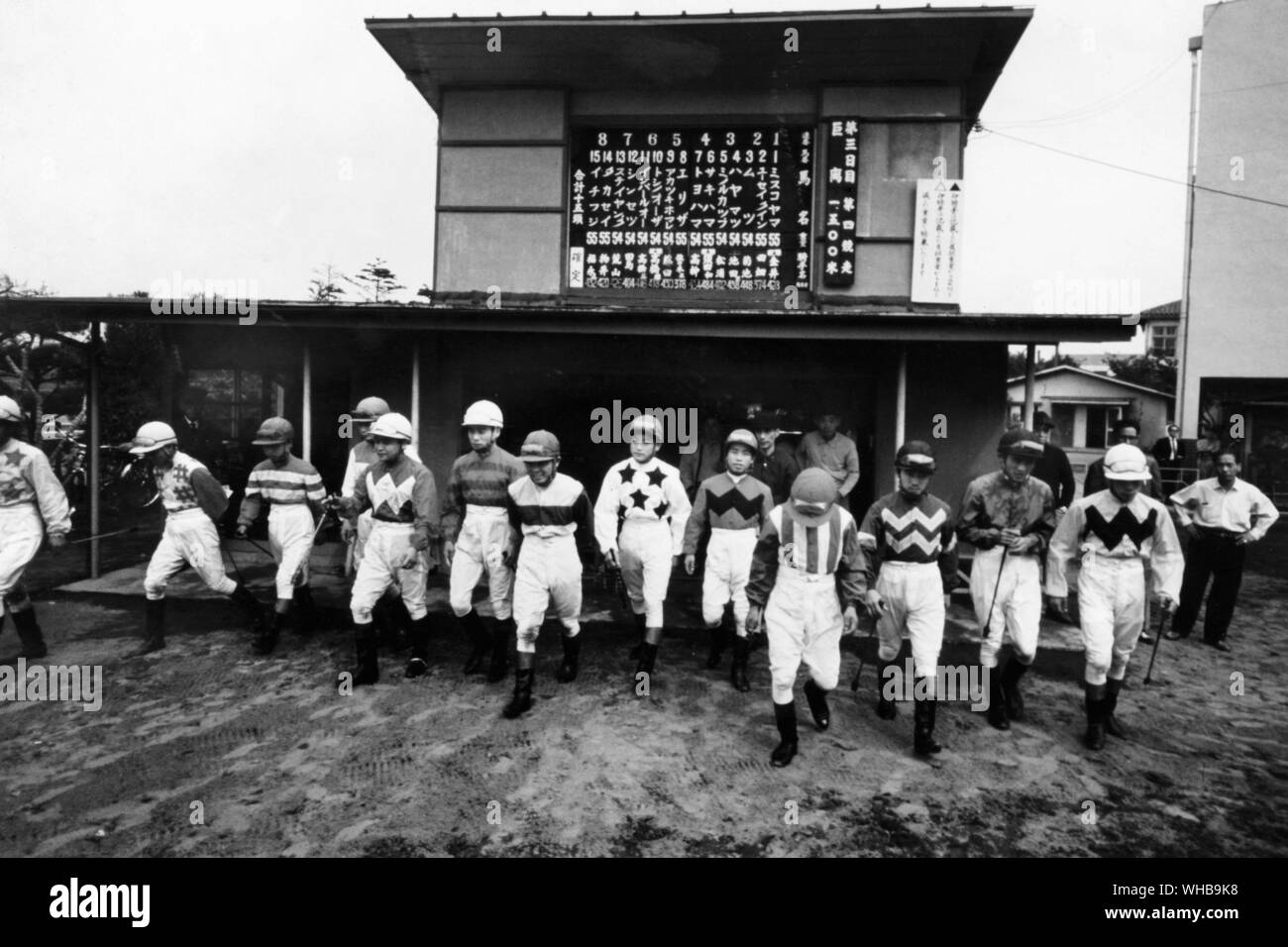 Pferderennen in Tokio, Japan: Jockeys, die herauskommen, nachdem die in wiegen Stockfoto