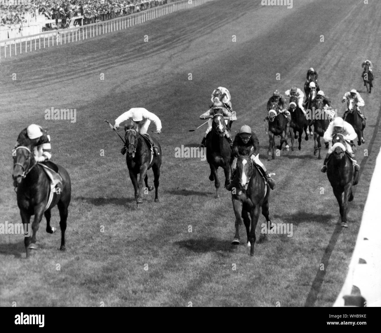 Derby Sieg für Sir Ivor, von Herrn R R Gast besessen, mit Lester Piggott, extremen Linken gewinnen das Derby 1968. zweite Connaught mit Barclay, Mitte. und dritten Berg Athos mit R Hutchinson oben, rechts. 29. Mai 1968 Stockfoto