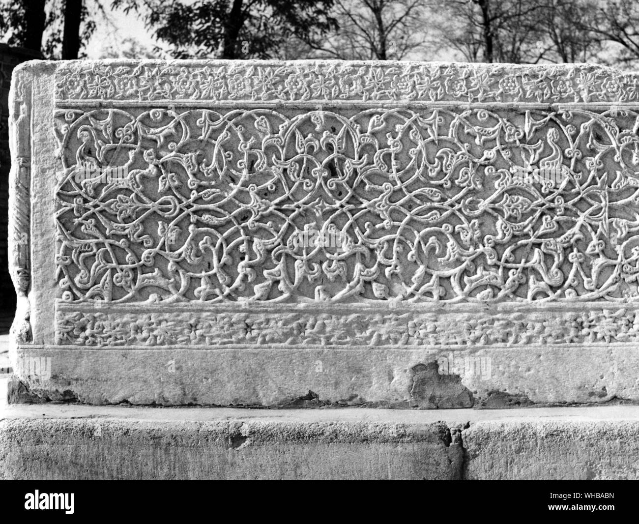 Im Innenhof des Guri-ich-mir-Samarkand: der Stein, auf dem Tamerland gesagt wird inthronisiert worden zu sein. Stockfoto