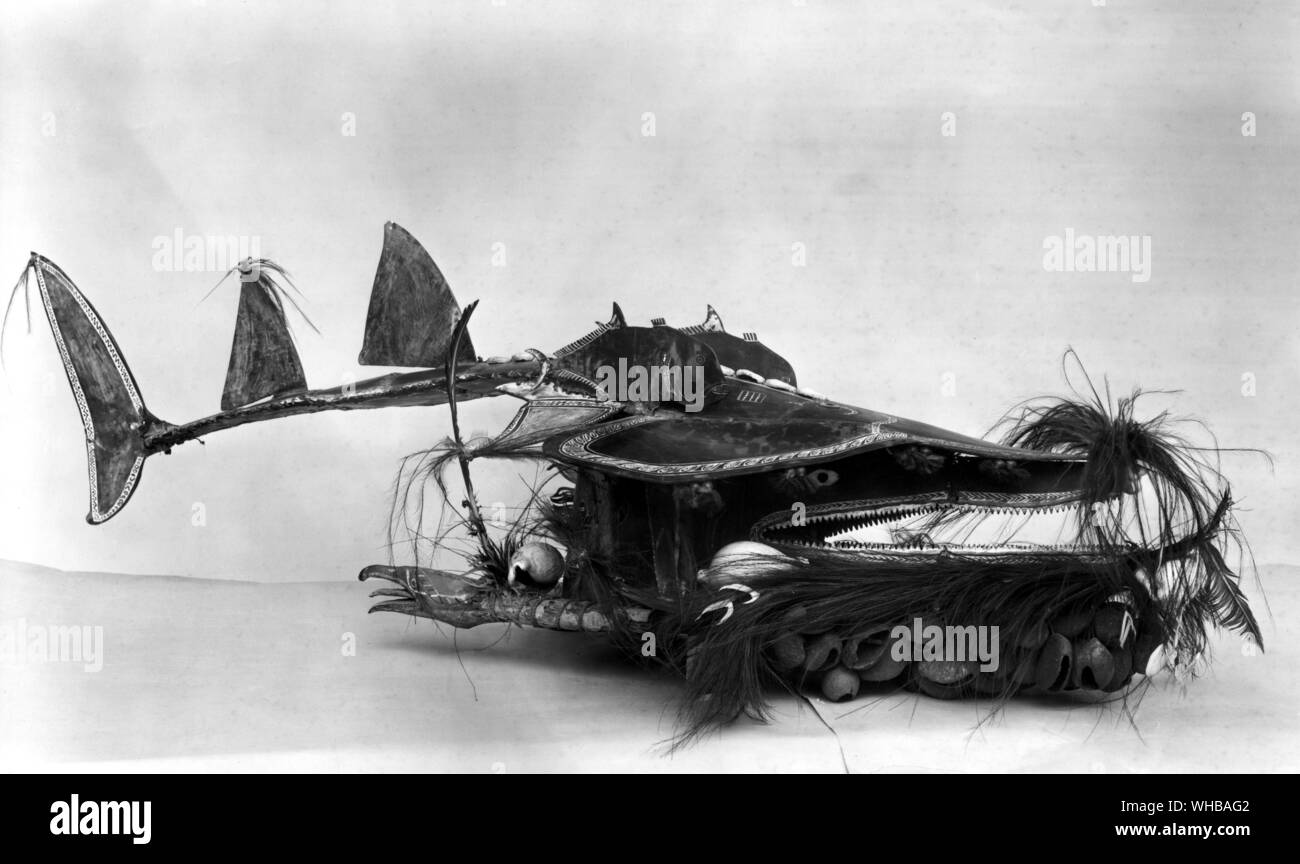 Maske in der Form eines Fisches zusammen aus Turtle Shell Platten genäht, Mabuiag Island, Torres Strait, im Jahr 1885 gesammelt. Länge 49 1/4 Zoll oder 125 cm. Das British Museum, London Stockfoto