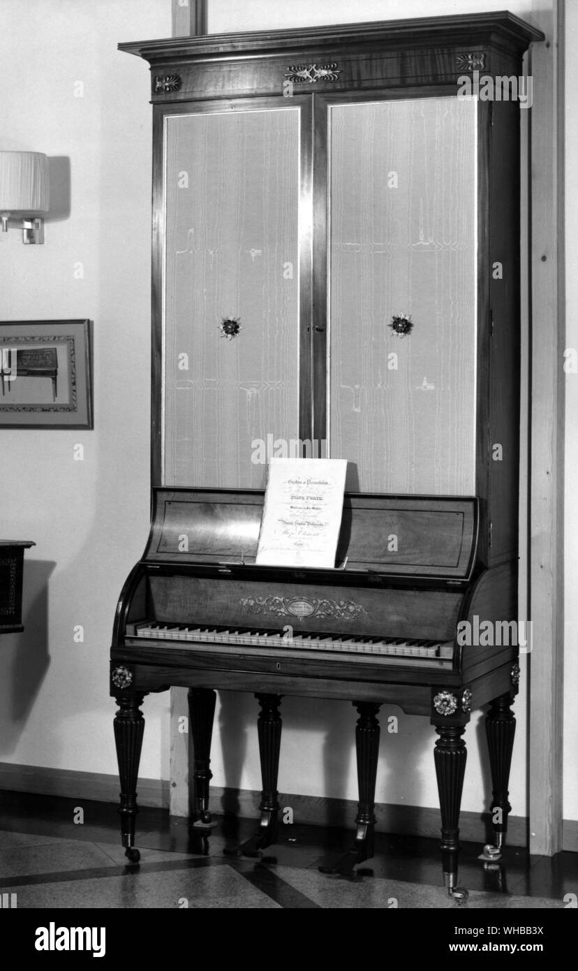 Aufrechte grand Pianoforte, ca. 1815, von Clementi, fünf Oktaven. Höhe 97 Zoll oder 246,3 cm Breite 42 1/2 Zoll oder 107,9 cm. Die Colt Cavier Sammlung Bethersden Kent Stockfoto