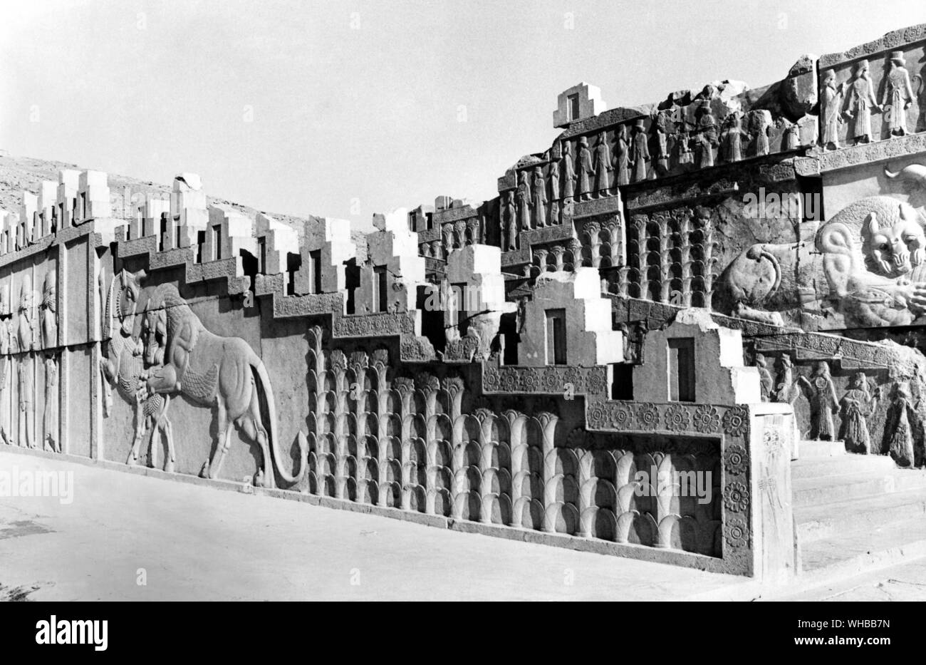 Apadana Palace, Persepolis: Alte Stadt in Persien, Hauptstadt des persischen Reichs, gegründet von Darius. In der Nähe von modernes Shiraz, Iran. . Die Wände waren gefliest und mit Bildern von Löwen, Stieren und Blumen Stockfoto