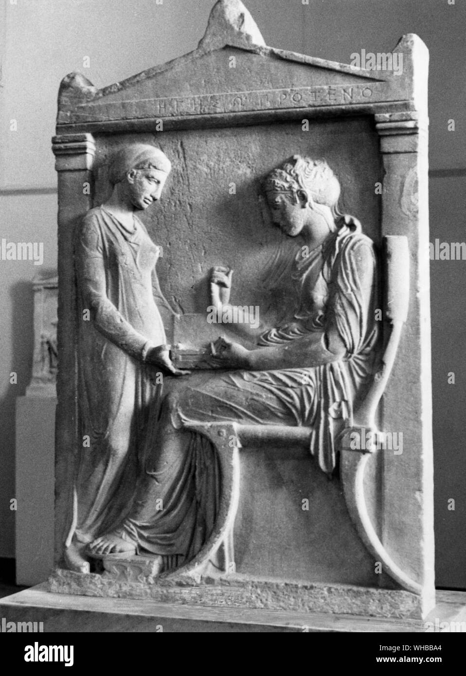 Griechische Skulptur in der Entlastung: Frau sitzt mit einer Box Stockfoto