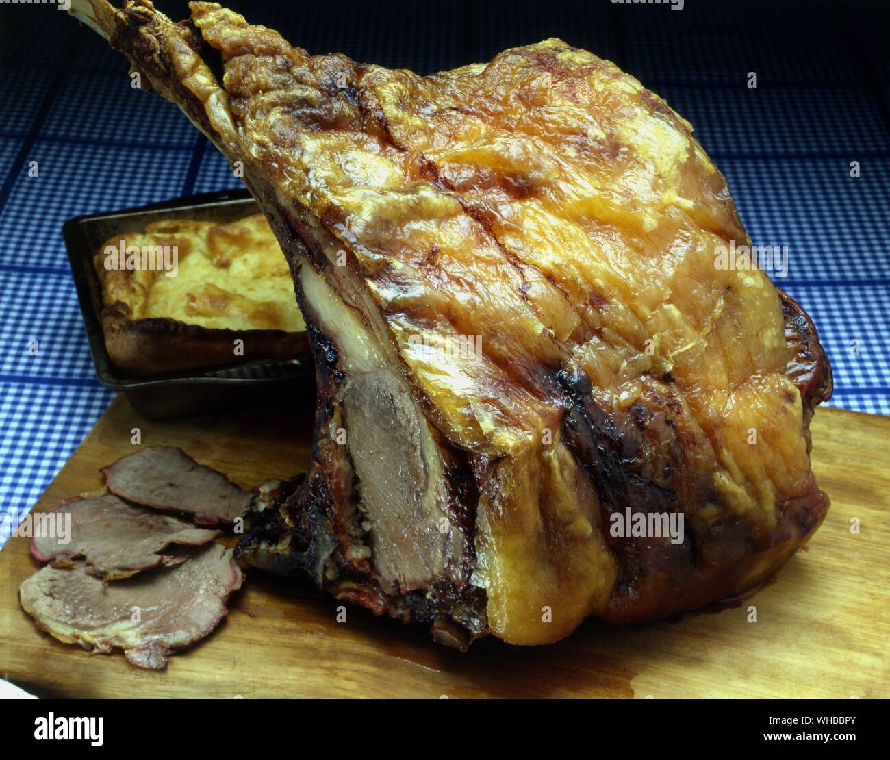 Rippe Braten des Rindfleisches mit Yorkshire Pudding. Stockfoto