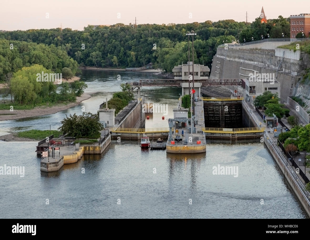 Zwei Schleusen am Lock & Dam #1 am Upper Mississippi River zwischen Minneapolis und St. Paul, Minnesota Stockfoto Zwei Schleusen am Lock & Dam #1 am Upper Mississippi River zwischen Minneapolis und St. Paul, Minnesota Stockfoto