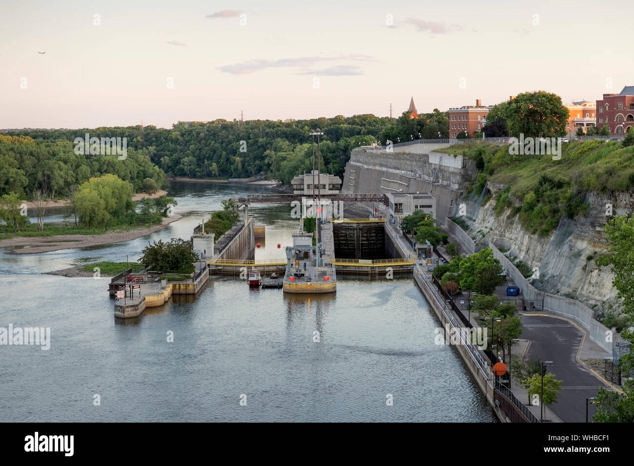 Twin sperren Sperren & Dam #1 auf der oberen Mississippi River zwischen Minneapolis und St. Paul, Minnesota -- über die Klippe ist die Minnesota Veteranen Stockfoto Twin sperren Sperren & Dam #1 auf der oberen Mississippi River zwischen Minneapolis und St. Paul, Minnesota -- über die Klippe ist die Minnesota Veteranen Stockfoto