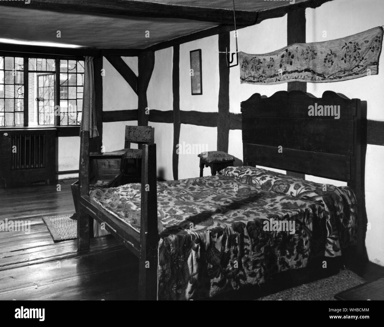 Das Schlafzimmer bei John Shakespeare's Haus in der Henley Street, Stratford, das provinzielle Haushalte seiner Zeit zu tun Typisierung Stockfoto