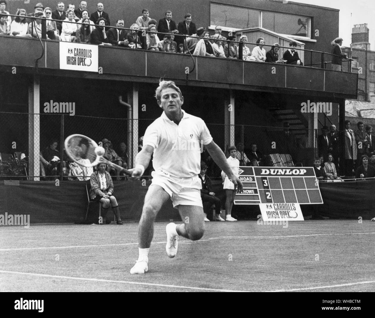 Lew Hoad - Australische Tennisspieler im Spiel an den irischen Meisterschaften. Lewis Alan (Lew) Hoad (* 23. November 1934 in Glebe, New South Wales, Australien, Juli 3, 1994 gestorben in Fuengirola, Spanien) war ein Champion tennis player. als einer der 21 besten Spieler aller Zeiten eingestuft. Für fünf Jahre, beginnend im Jahr 1952, war er in den Top Ten für Amateure geordnet und erreichte die Nr. 1 in 1956. Stockfoto