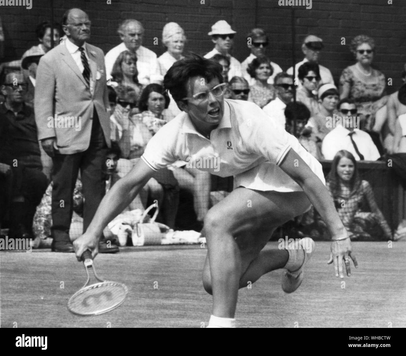 1968 Wimbledon Lawn Tennis Championships - Frau Billie Jean King von Amerika Uhren die Kugel gespannt wie sie macht eine Rückkehr in ihr Halbfinale gegen die britische Frau S. E. Jones auf dem Centre Court am 4. Juli 1968. Stockfoto