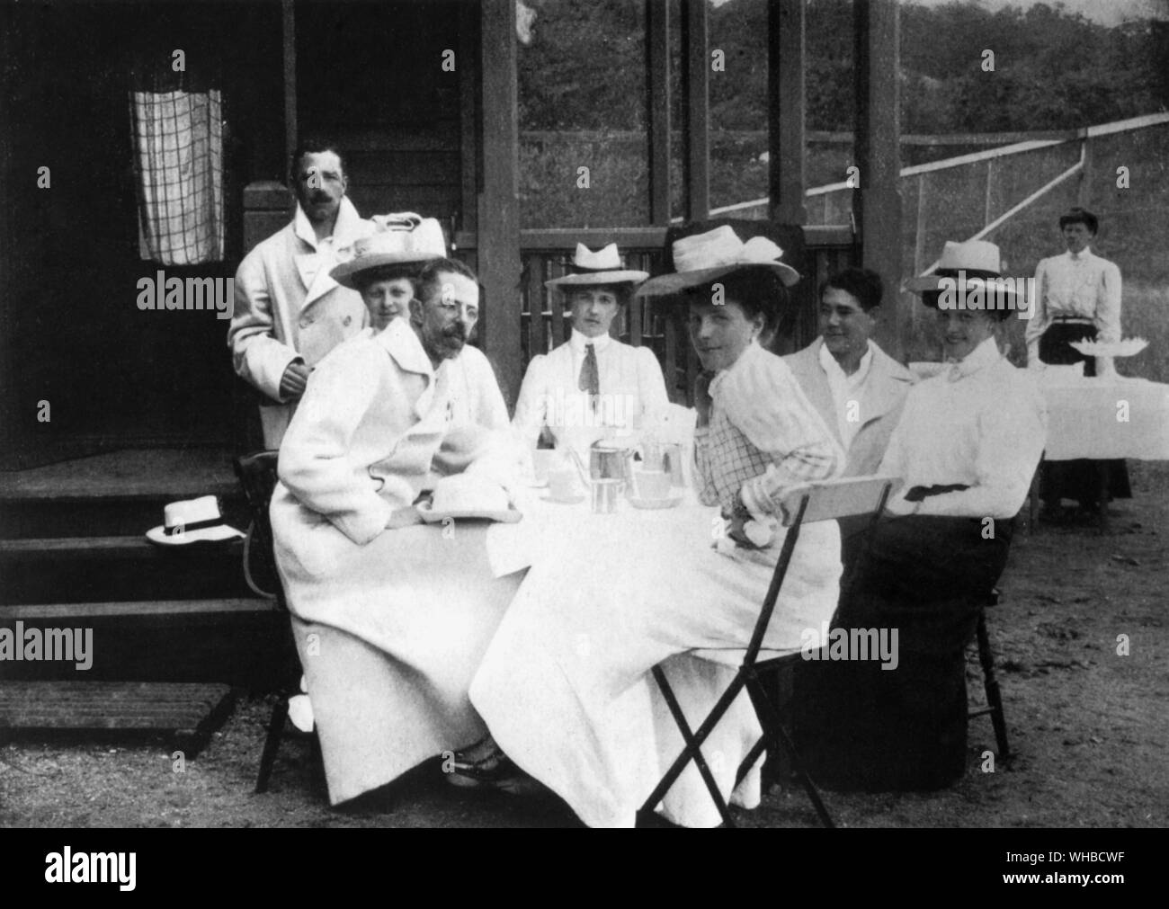 König Gustav von Schweden und anderen Wettbewerbern auf Saro Turnier in 1907.. Gustav V (Oscar Gustav Adolf) (16. Juni 1858 - 29. Oktober 1950) war König von Schweden von 1907 bis zu seinem Tod. Stockfoto