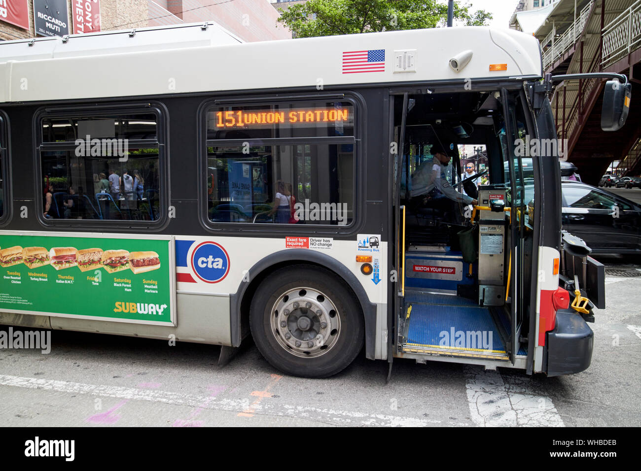 Chicago cta Bus mit offenen Türen zeigen Busfahrer 151 Service zur Union Station Chicago Illinois Vereinigte Staaten von Amerika Stockfoto