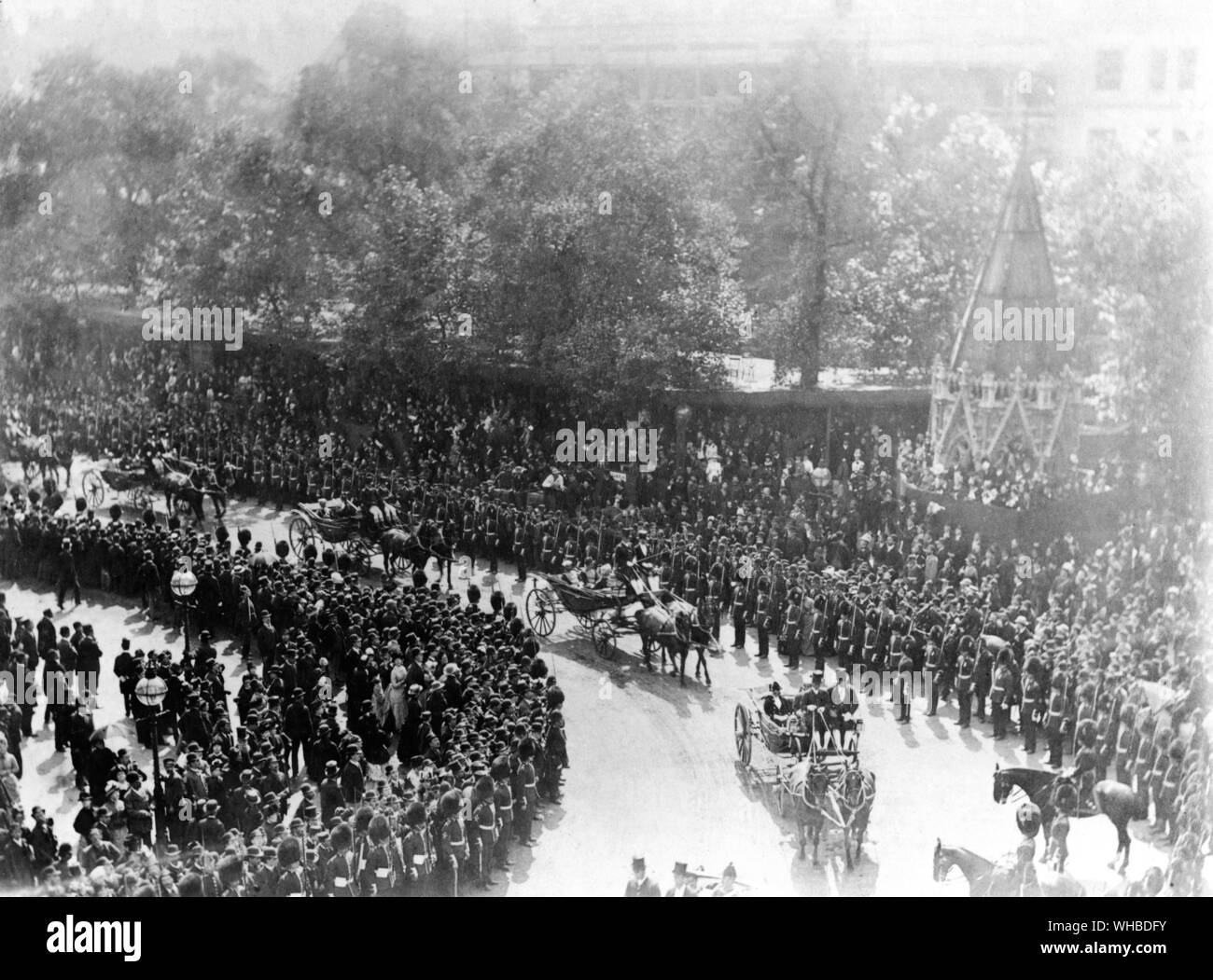 Queen Victoria - Diamond Jubilee - Victoria im Temple Bar. empfangen. Victoria (Alexandrina Victoria. 24. Mai 1819 - 22. Januar 1901) wurde die Königin des Vereinigten Königreichs von Großbritannien und Irland vom 20. Juni 1837, und die erste Kaiserin von Indien vom 1. Mai 1876, bis zu ihrem Tod am 22. Januar 1901. Ihre Herrschaft dauerte 63 Jahre und sieben Monate, länger als bei jedem anderen britischen Monarchen. Die Kolonialen Sekretär, Joseph Chamberlain, vorgeschlagen, dass die Diamond Jubilee ein Festival des Britischen Empire. Die Ministerpräsidenten aller Selbständigen Herrschaften und Kolonien waren eingeladen. Die Stockfoto