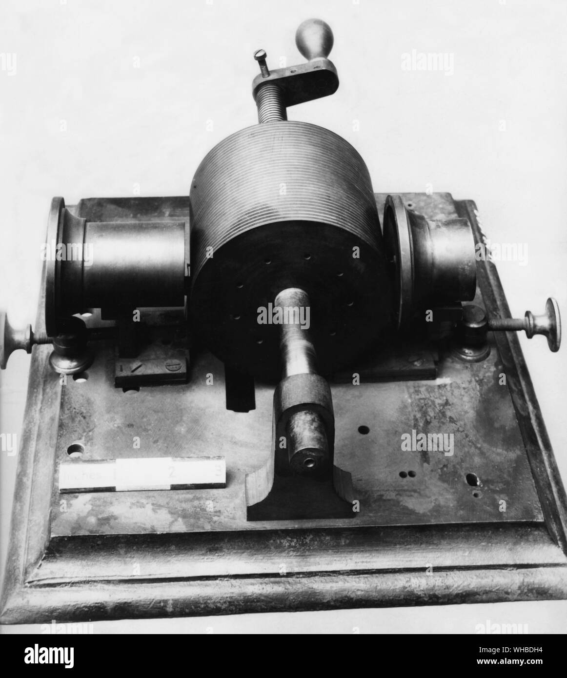 Edisons Phonograph wurde als Ergebnis von Thomas Edison's Arbeit an zwei anderen Erfindungen entwickelt, den Telegrafen und das Telefon. 1877, Edison arbeitete an einer Maschine, die telegrafische Nachrichten durch Vertiefungen auf Papier, die später über den Fernschreiber wiederholt gesendet werden konnte. Diese Entwicklung führte Edison zu spekulieren, dass eine telefonische Nachricht auch in einer ähnlichen Art und Weise aufgenommen werden konnten. Er mit einer Membran mit einer Prägung und war gegen sich schnell bewegenden paraffin Papier statt experimentiert. Die sprechende Schwingungen aus Vertiefungen im Papier. Edison später Stockfoto