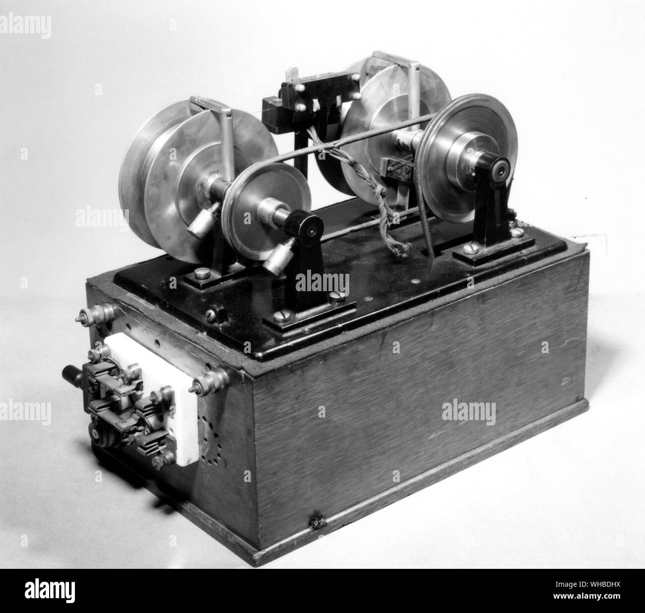 Telegraphone - Der Audio tape recorder war nur wenige Jahre nach der Erfindung des Phonographen, aber die meisten Leute würden nie über es hören bis in die 1950er Jahre. In den späten 1870er Jahren, ein Ingenieur aus New Jersey namens Oberlin Smith die Idee einer 'magnetischen' Recorder kam nachdem Edison's Arbeit an den Phonographen und das Telefon. Mit einem Telefon, einem Elektromagneten, und ein langes Stück Draht, war er in der Lage, Sound, als eine Region mit unterschiedlichen Magnetismus statt als wellenförmige Nut zu erfassen. Smith nie gezeigt, die Blockflöte, aber in den frühen 1890er Jahren die dänische Erfinder Valdemar Poulsen lesen Stockfoto