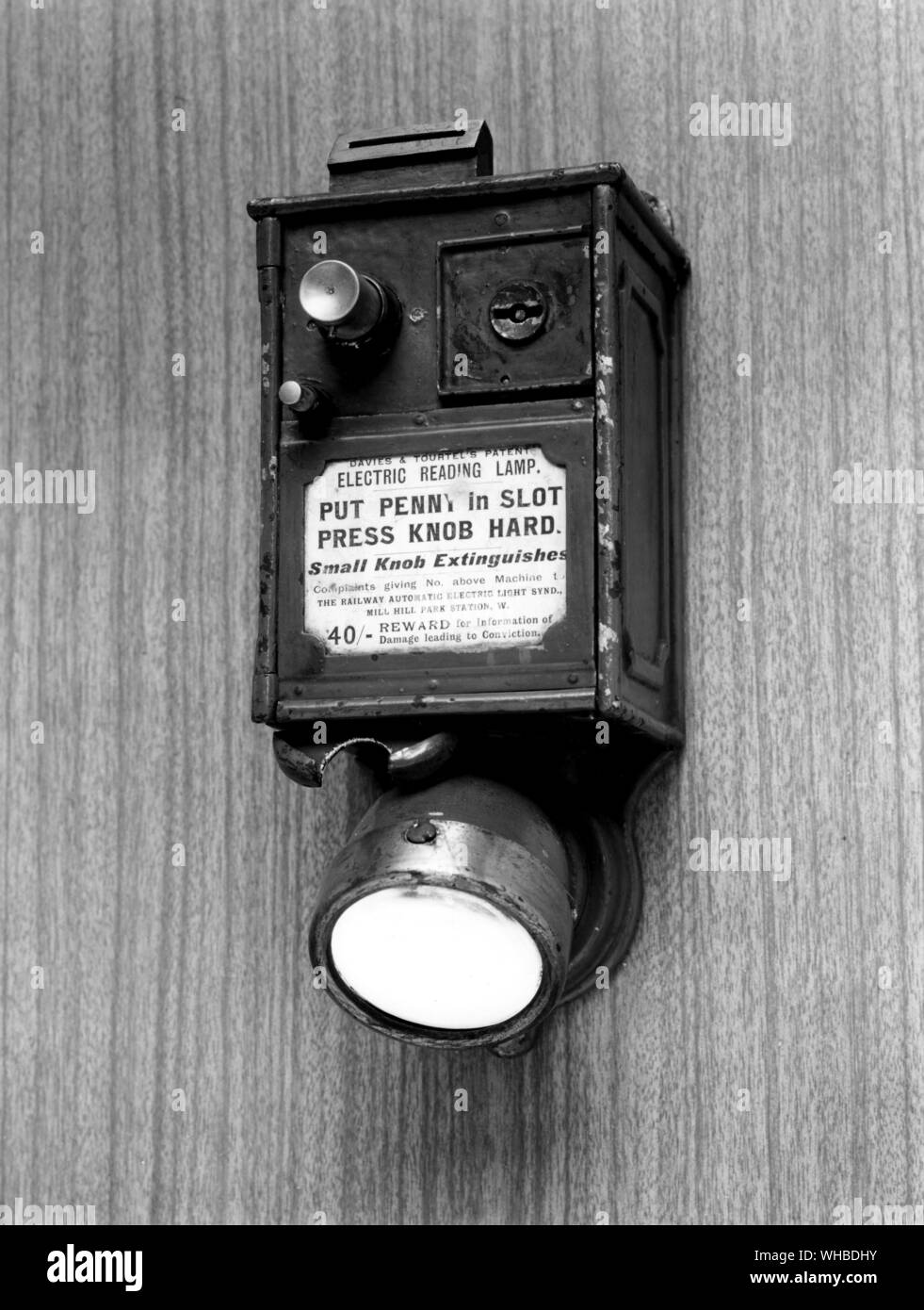 Davies und Tourtel die Patent elektrischen Leselampe - Penny in Schlitz - drücken Sie Knopf hard- kleinen Knopf löscht - 40 / - Belohnung für Informationen von Schäden verursachen, die zu Überzeugung. Stockfoto