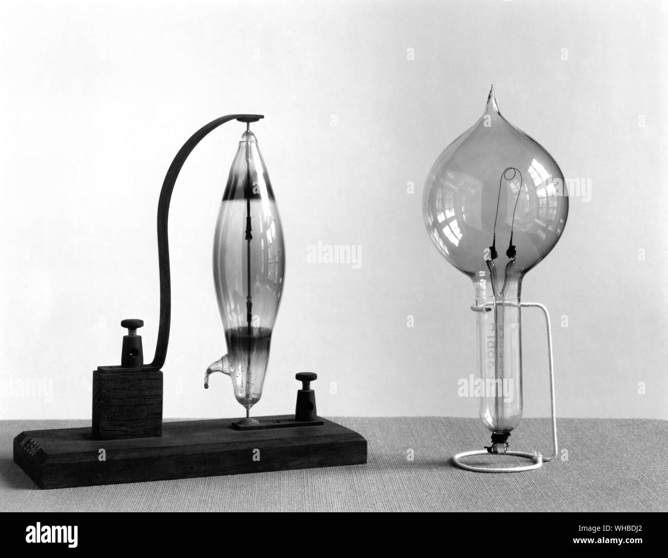 Swan experimentelle carbon Druckbleistift Lampe 1878-9 - zwei frühe kommerzielle Lampentypen c 1880 - durch den englischen Chemiker, Joseph Swan (1827-1914). Diese Lampe ist eine frühe Kohlenstoff und Stange Glühlampe Glühlampe elektrische Lampe. . Stockfoto