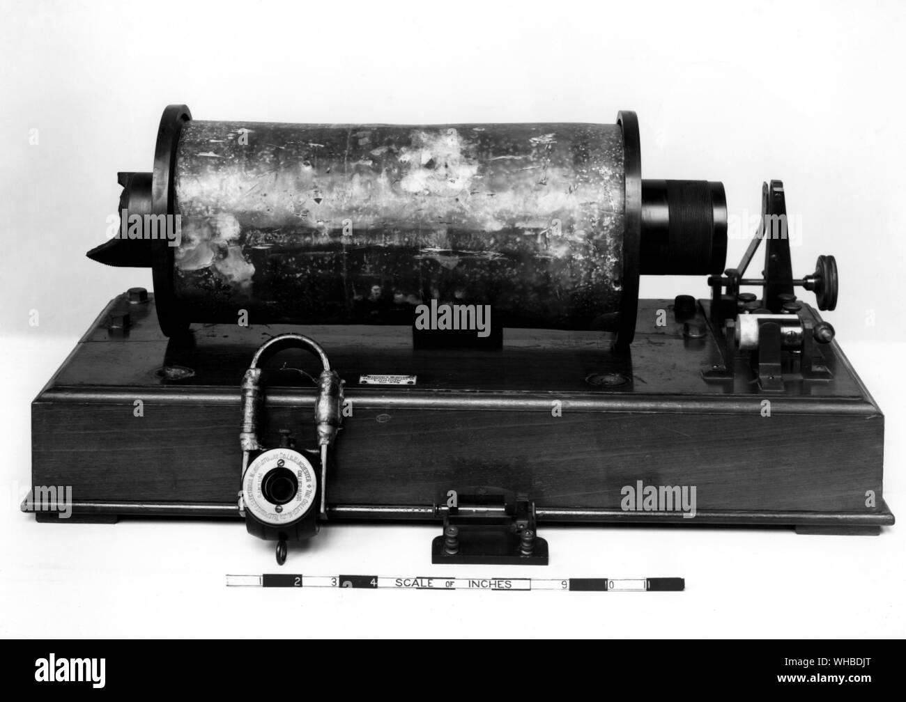 Vorrichtung zur Übertragung der ersten Übermittlung verwendet - Marconi Wireless Telegraph Company - Marchese Guglielmo Marconi (25. April 1874 - vom 20. Juli 1937) war ein italienischer Erfinder der Gemischten italienisch und Scottish-Irish Ethnizität, der für seine Entwicklung einer radiotelegraph-System, die als die Grundlage für die Errichtung zahlreicher verbundenen Unternehmen weltweit serviert bekannt. Er teilte die 1909 Nobelpreis für Physik mit Karl Ferdinand Braun, in Anerkennung ihrer Verdienste um die Entwicklung der drahtlosen Telegrafie. [. Stockfoto