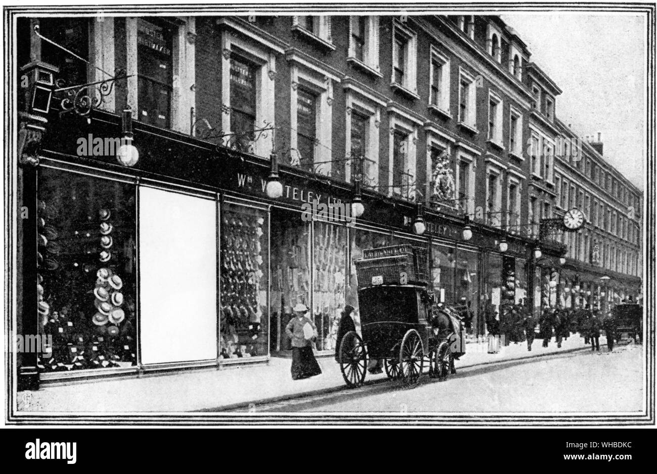 Großbritanniens erste Kaufhaus, wie es in den 1890er Jahren war. Das leere Fenster stellt die ursprüngliche Whiteley's 1863 - Whiteleys wurde zum ersten Mal die Londoner Kaufhaus, in der Bayswater Gegend von London, England. Der store Eingang war am Queensway entfernt. Es ist jetzt ein Einkaufszentrum - Das original Whiteleys Kaufhaus wurde von William Whiteley, der Vorhänge Shop am 31 Westbourne Grove im Jahr 1863 gestartet. Von 1867 war es zu einer Reihe von Geschäften mit 17 separaten Abteilungen erweitert. Der erste Store, beschrieben als "eine immense Symposium der Künste und Branchen der Stockfoto