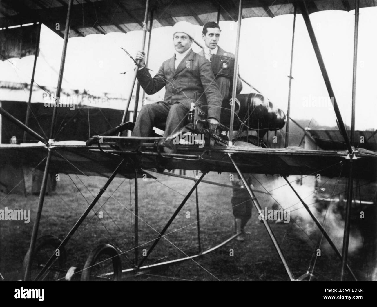 Charles Shaw und der Pilot M. Beau vor dem Take-off. Stockfoto
