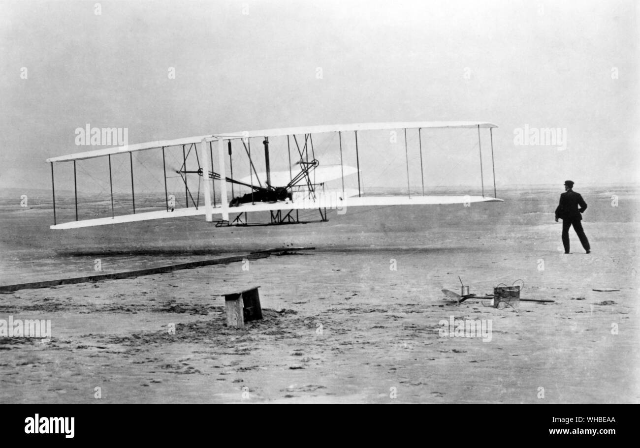 Orville Wright, die erste angetriebene Nachhaltige und kontrollierten Flug in der Geschichte am 17. Dezember 1903. Stockfoto