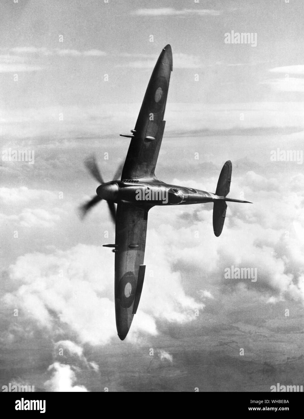Eine Spitfire Mk XIV Banking. Stockfoto