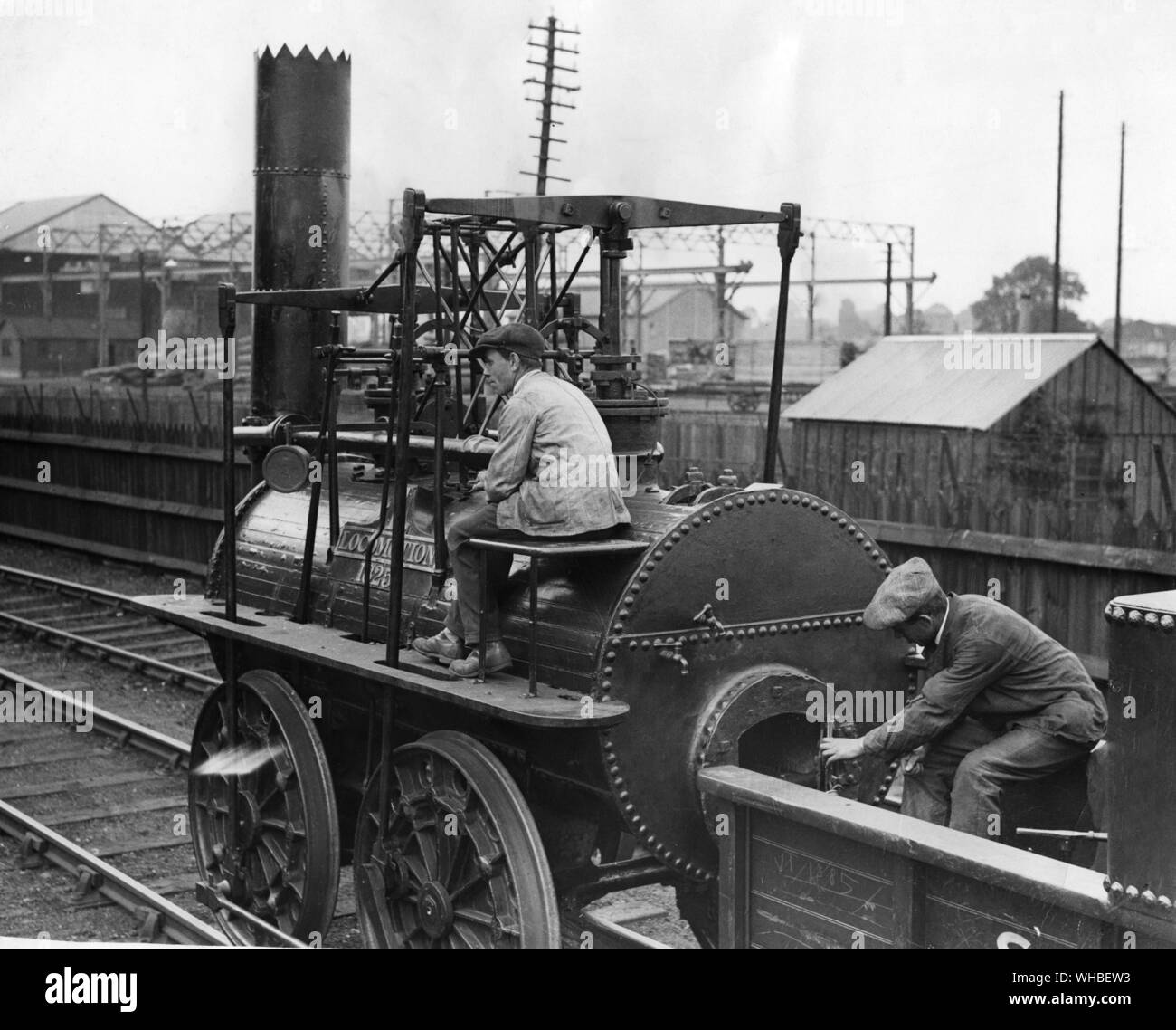 Stephensons Lokomotive Nr. 1 - 100-jähriges Bestehen feiern - fortbewegung Nr. 1, obwohl mehr als einmal wieder aufgebaut wurde, behält seine ursprüngliche Aussehen. Die Räder sind jedoch von einem Muster eingeführt von Timothy Hackworth. Der Motor wurde nach den Vorgaben von George Stephenson am Street arbeitet, Newcastle, von ihm und seinem Sohn gegründet. Es eröffnet das weltweit erste Lok-öffentlichen Eisenbahn am 27. September 1825 arbeiteten, als es von George Stephenson selbst geführt wurde. Stockfoto