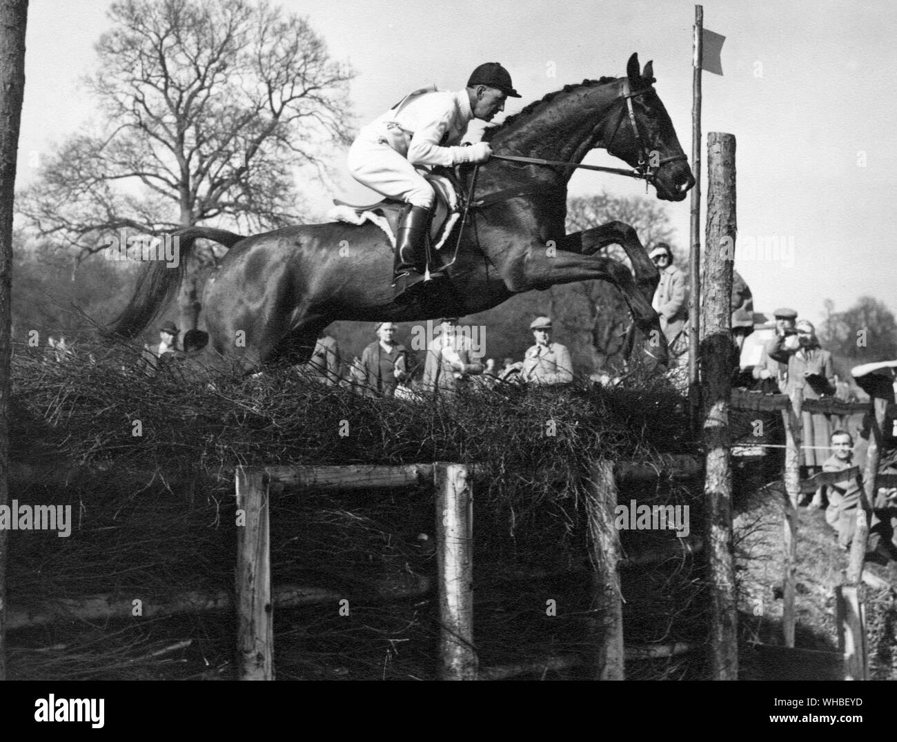 Lt Col Frank Weldon reiten das Pferd Fermoy über die Pfarre Graben am Badminton 1960 Stockfoto
