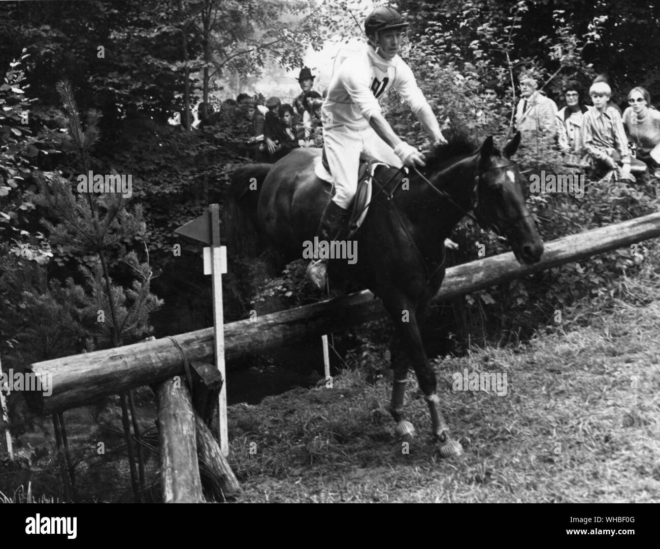 Mark Phillips, großen Applaus an der schwierigen stream Sprung auf dem eridge Horse Trials Cross Country Kurs 1971 Stockfoto