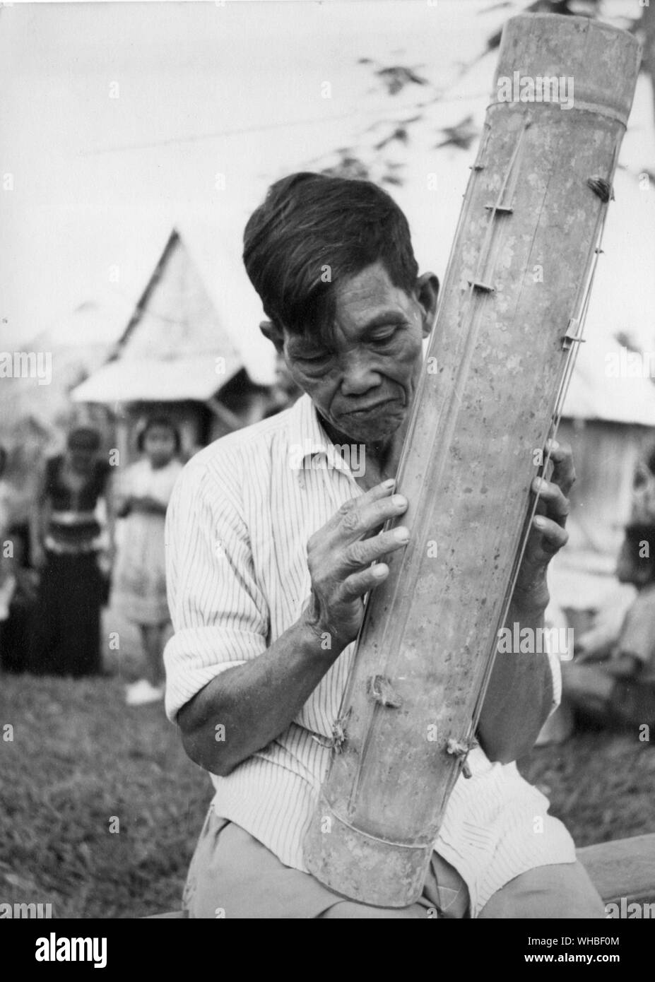 Mann spielt eine tongkunon ein Bambus zither im Norden Borneos Mogong Stockfoto