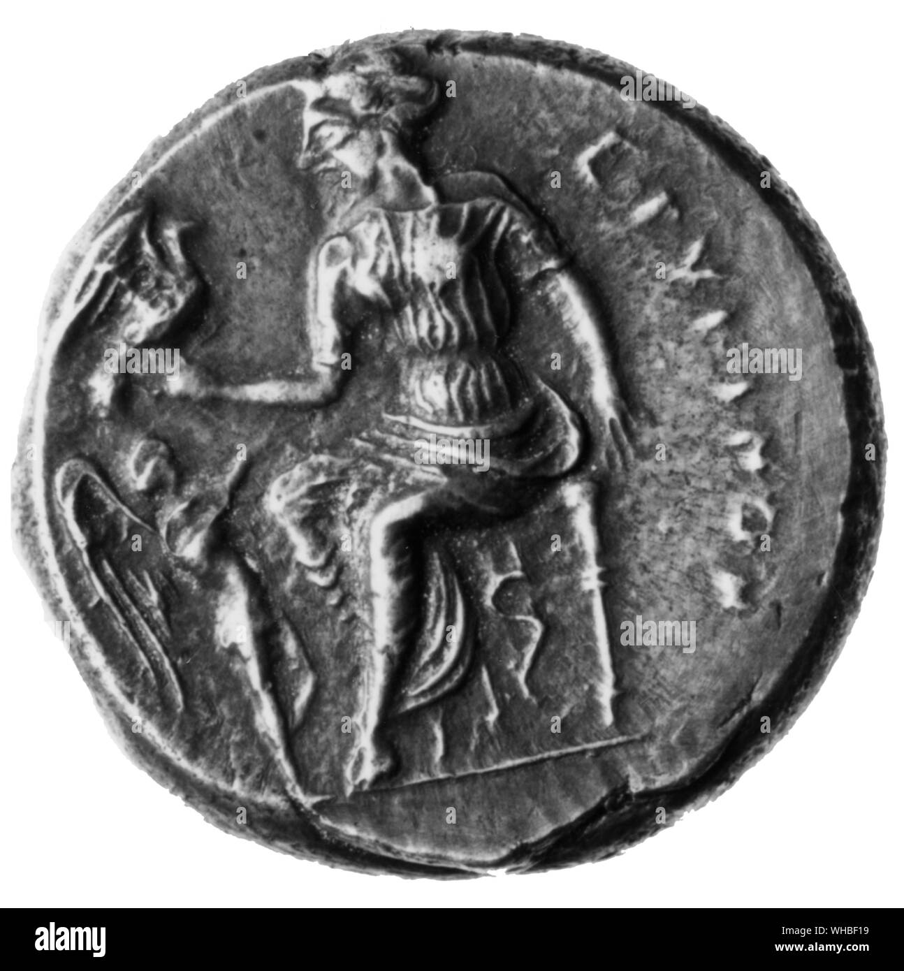 Eine silberne tetradrachme von Eryx, c 400 v. Chr. - rückwärts: Aphrodite sitzt. Eine Taube sich auf Ihrer rechten Hand, während eine geflügelte Eros seinen Arm auf Sie wirft. Stockfoto