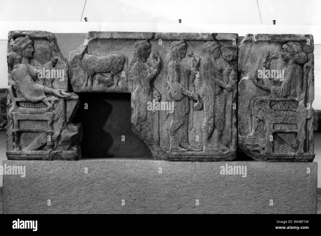 Xanthos - die Harpyie Denkmal, jetzt im British Museum - Die HARPYIAI (oder Harpyien) waren die Geister der plötzlichen, starken Windböen. Sie wurden als die Jagdhunde des Zeus bekannt und wurden von Gott geschickt weg Menschen und Dinge aus der Erde zu reißen. Plötzliche, geheimnisvolle Verschwinden wurden oft die Harpyiai zugeschrieben. . Stockfoto