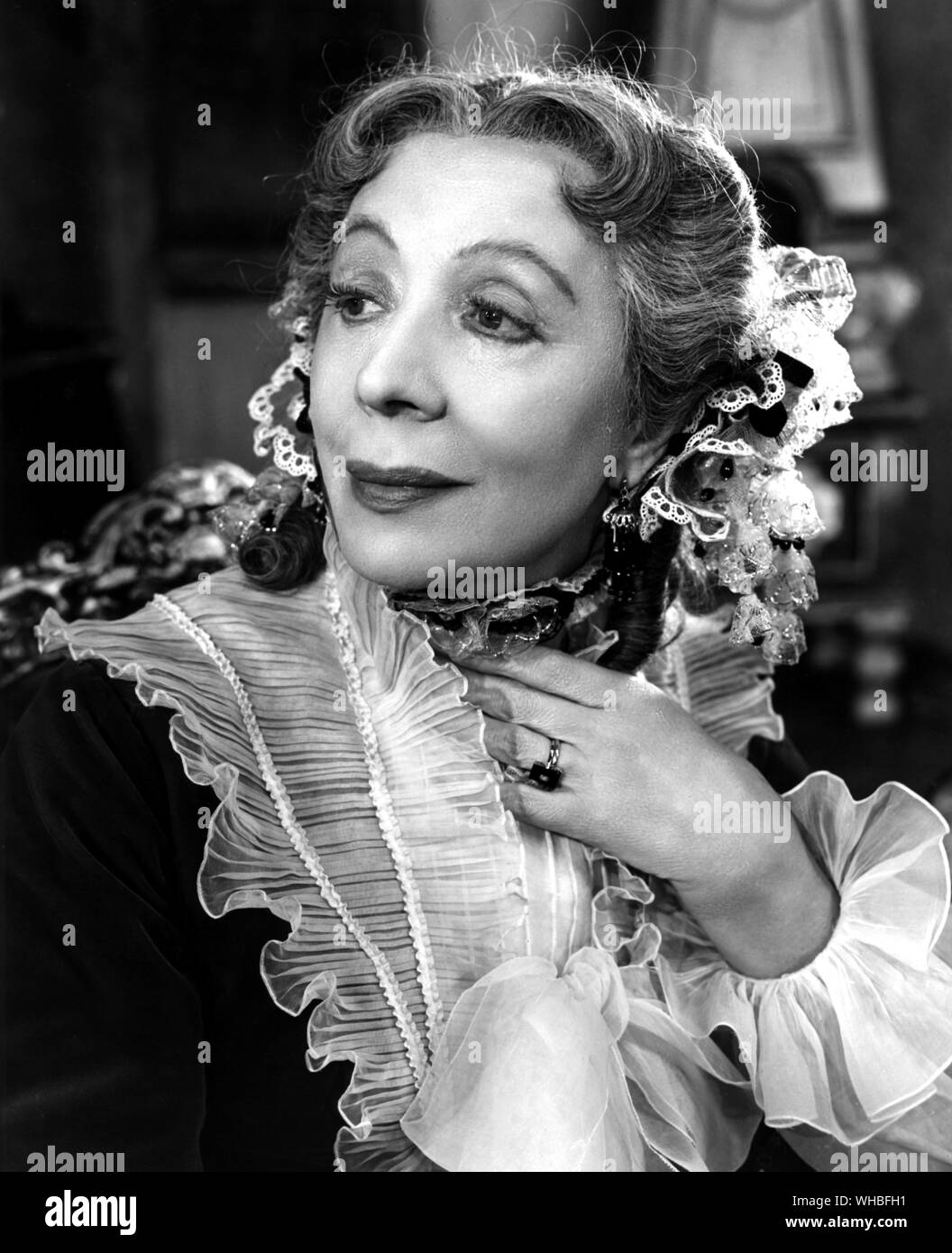 Dame Edith Evans als Gräfin in der Dunkelheit ist Licht genug. 1954 Stockfoto