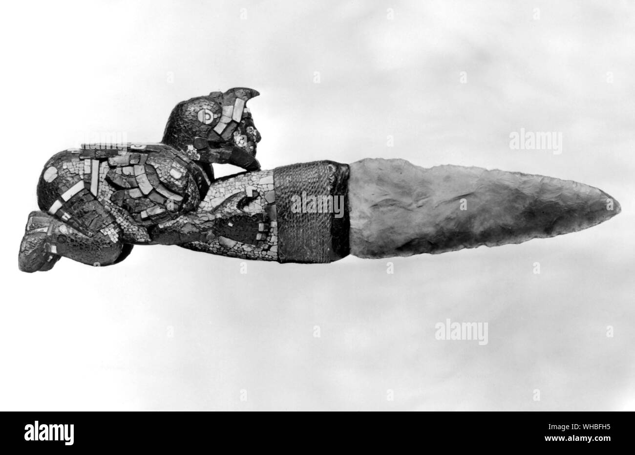 Aufopfernder Messer mit Chalcedon Blade- und Holz- haft mit einer Abbildung eines Adlers Ritter verziert mit tibetischer und Shell. Azteken, Mexiko späten 15. oder frühen 16. Jahrhundert. Die geglaubt werden, um Teil des Schatzes nach Hause geschickt von Hernando Cortez an Kaiser Karl V.. Stockfoto