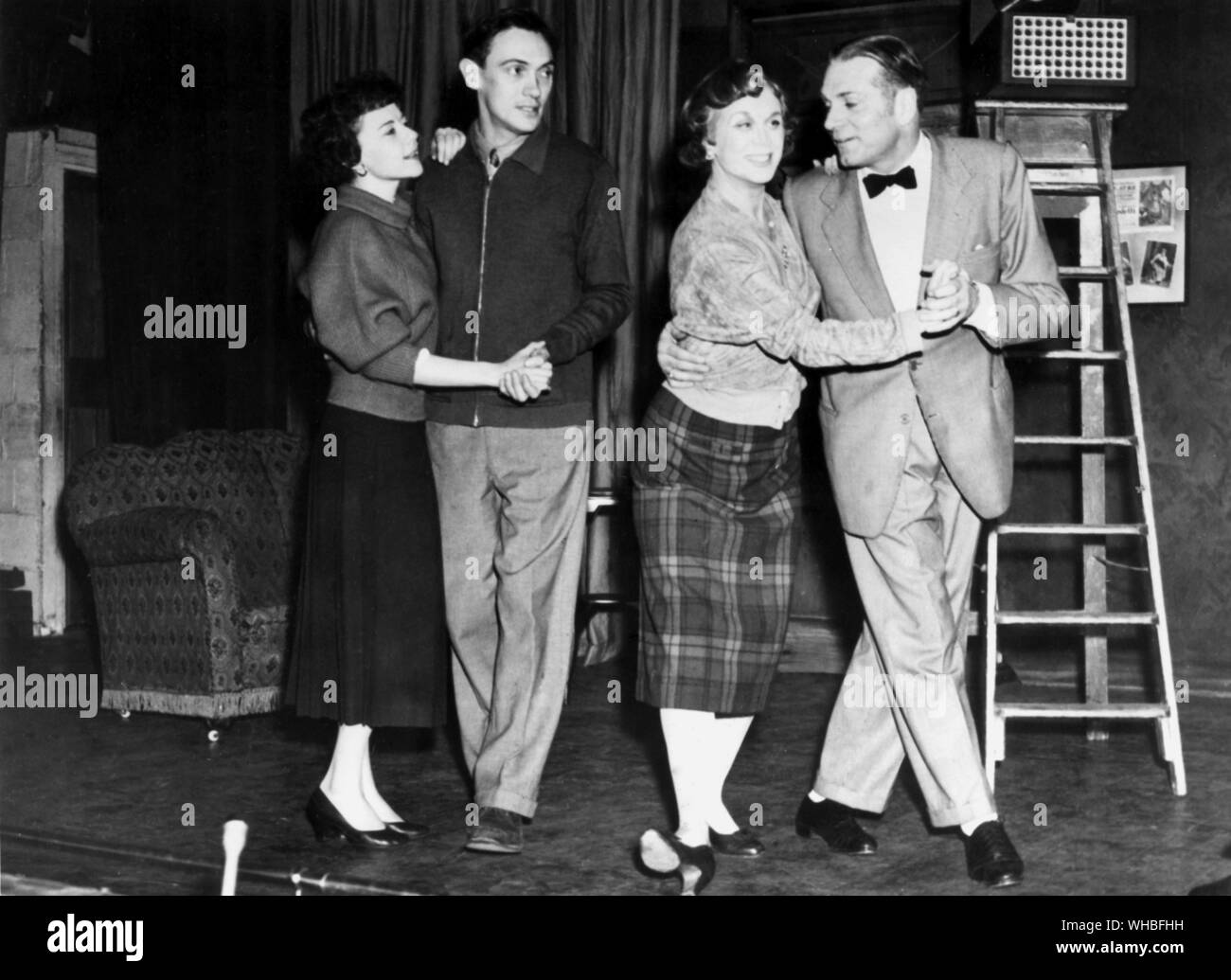 Der Entertainer von John Osbourne: Die Hauptfigur Archie Rice hier von Sir Laurence Olivier, Royal Court Theatre 1957 gespielt. Auch Proben mit Olivier sind ganz links - Geraldine McEwan, Richard Pascoe und Brenda De Banzie. Stockfoto
