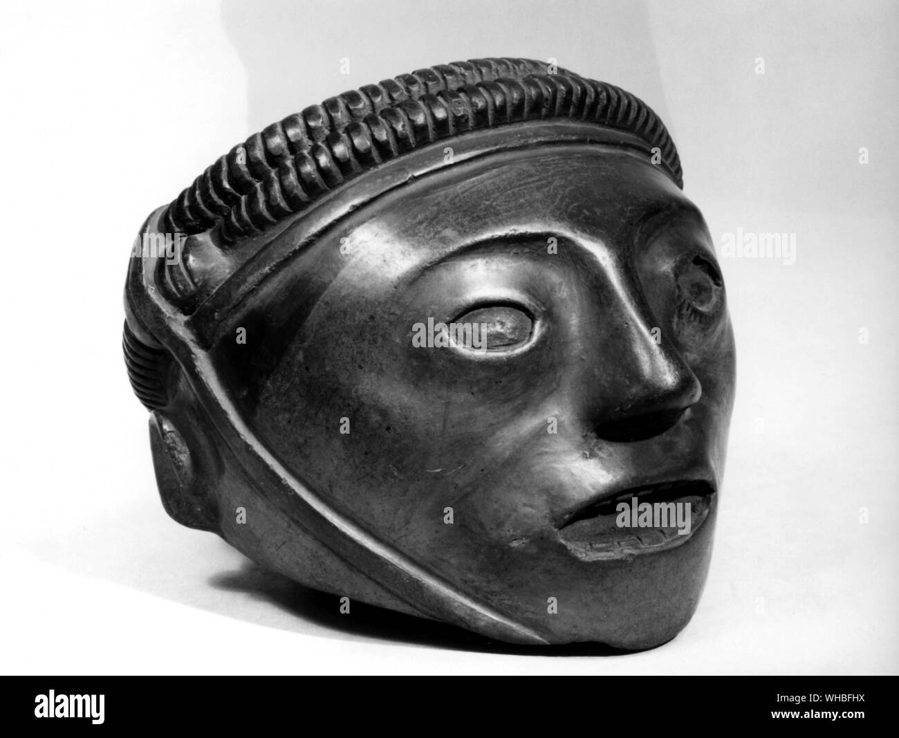Keramik Vase, eine mumifizierte Kopf mit Augen und Mund gestopft. Das Kinn ist in Position, die von einem Riemen gehalten. Nazca Menschen wurden in diesem Stil gefunden. Stockfoto