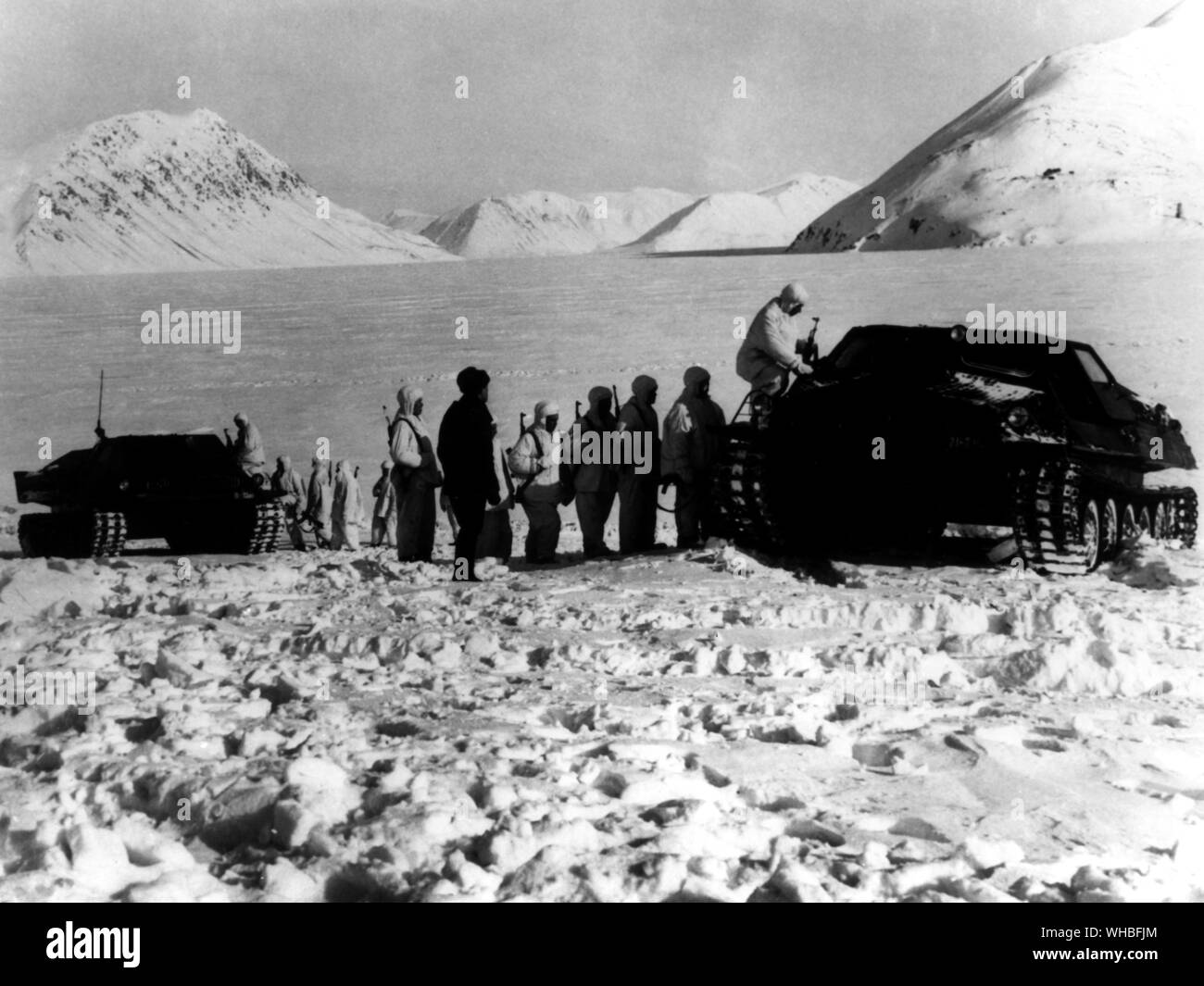 Eine detatchment der russischen Grenztruppen auf Tschukotka, Magadan, im äußersten Osten der Sowjetunion, während der Übungen. Als Gold reiche Gegend der Sowjetunion die Tschukotka nationalen Bereich entwickelt und extrahierten Golderz mit Hubschraubern und Land Fahrzeuge mit Teams von Geologen und Kundenakquise Ausrüstung Kreuz. Vom 8. März 1969 Stockfoto