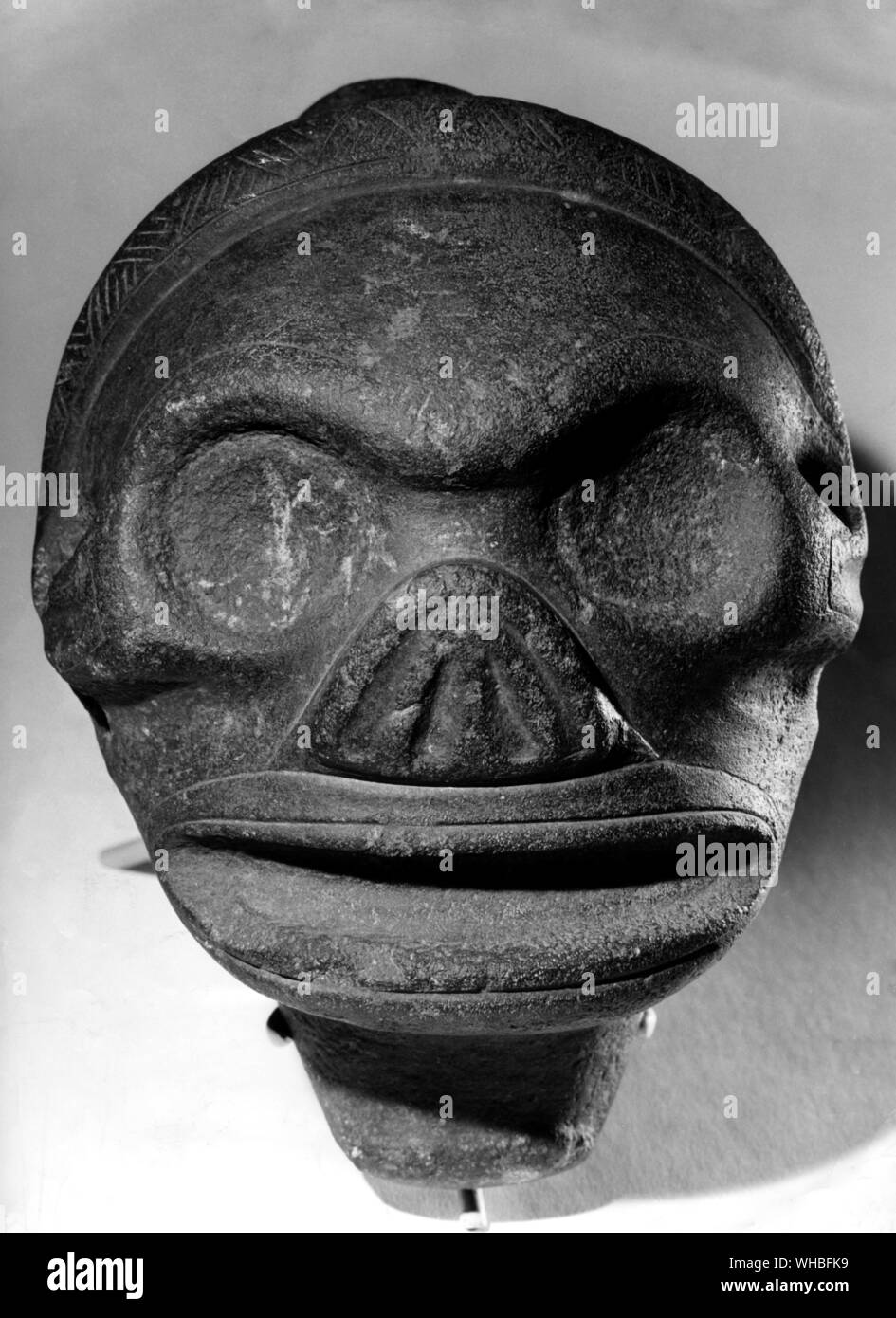 Tete squelettique en Basalte noir sculpte: Skelett Schnitzen von schwarzem Basalt aus der uralten Zivilisation der Taino Arawak Leute, Puerto Rico, der Großen Antillen, Karibik Stockfoto