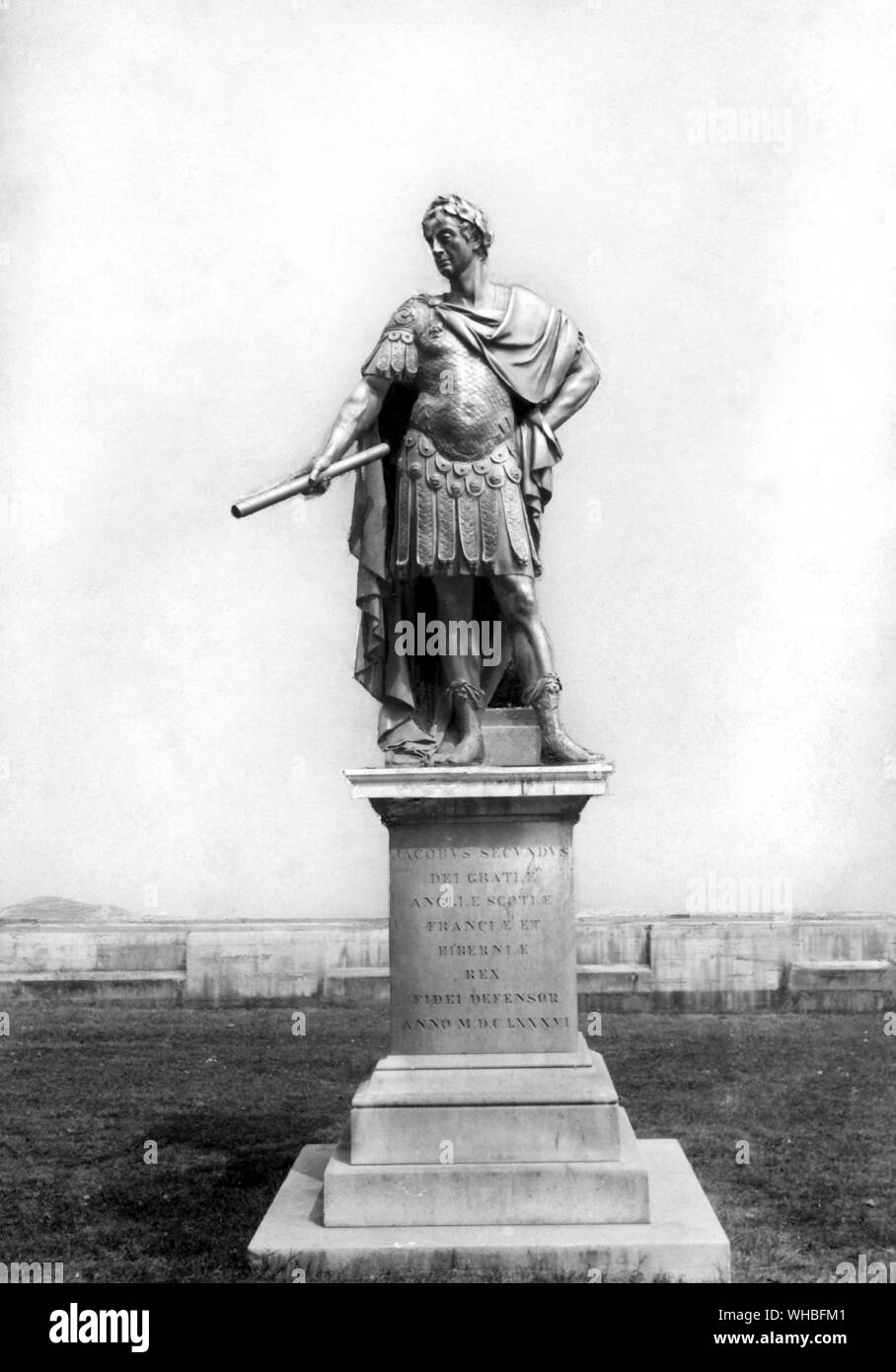 James II Bronze Statue, die in der St James' Park, London, England. Von Grinling Gibbons sie vertritt und der englische König in einer römischen Toga, von Tobias Rustat im Jahre 1686 in Auftrag gegeben, die Ehre der Arbeit als eine Seite der Kammer Karl II. und Jakob II. Stockfoto