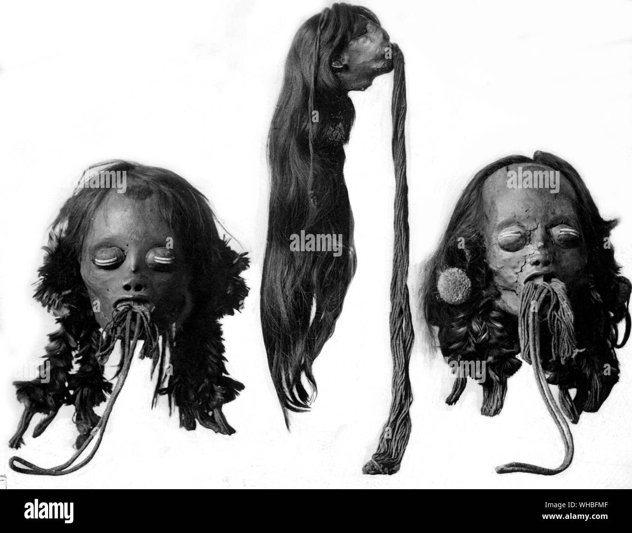 Zwei Köpfe, Trophäen, die von den Indern, Mundurupa Rio Tapajos, Brasilien. Mitte: Geschrumpfte menschlichen Kopf aus dem Jivaro Indianer von Ecuador Stockfoto