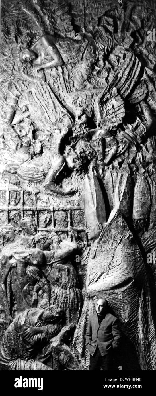 Denkmal für den verstorbenen Papst Johannes XXIII. in St. Peter. Italienischen Bildhauers Emilio Greco steht vor seinem riesigen Denkmal für den verstorbenen Papst in der Kathedrale von Orvieto in Mittelitalien. Stockfoto