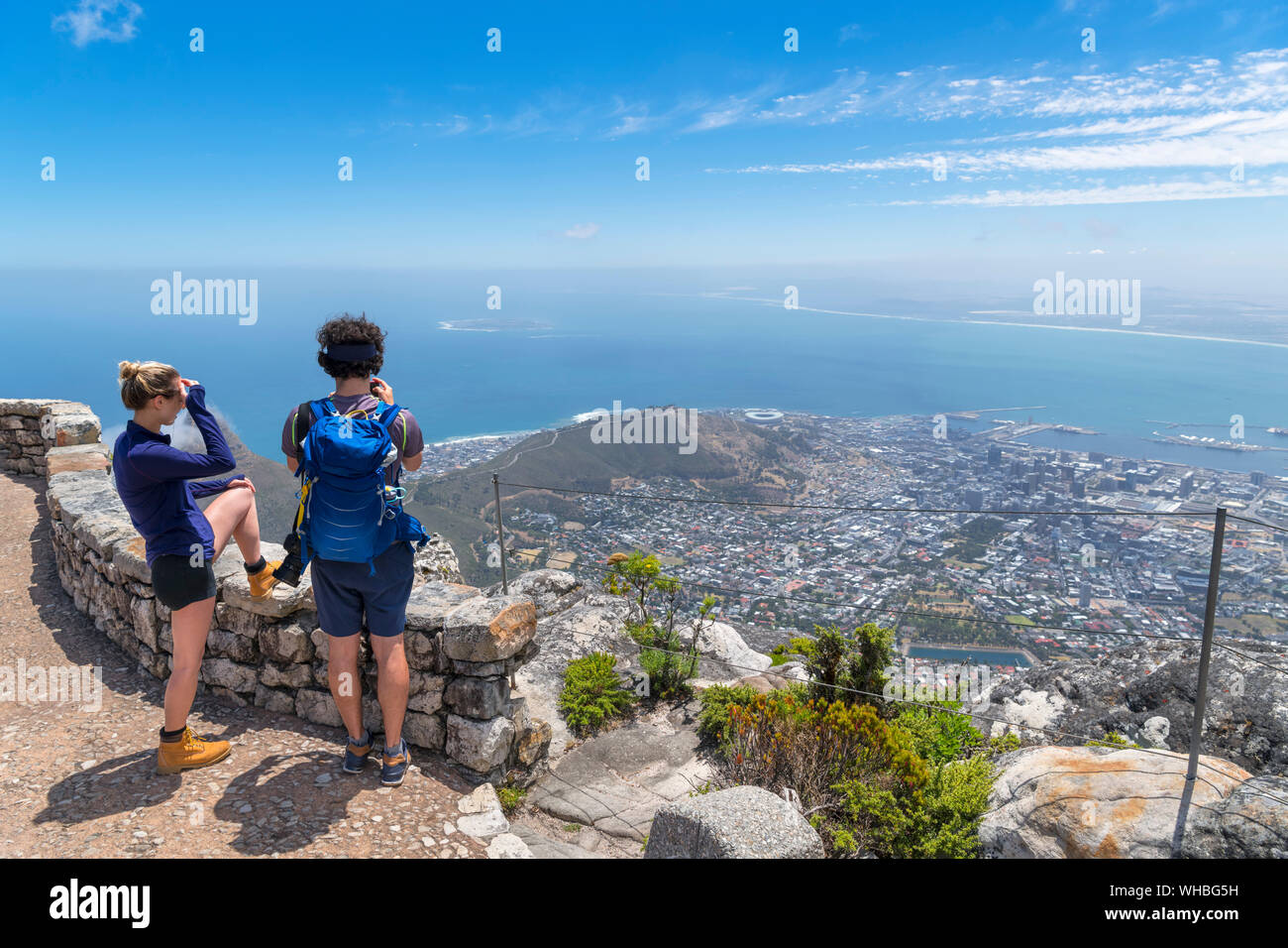 Touristen an einem Aussichtspunkt an der Oberseite des Tafelbergs mit Blick auf den Signal Hill und Robben Island, Cape Town, Western Cape, Südafrika Stockfoto