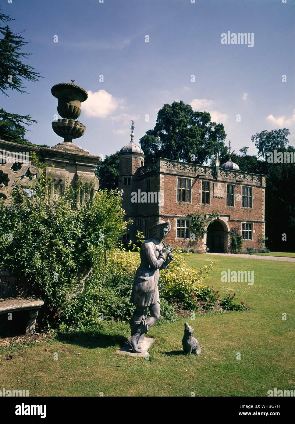 Das Torhaus, Charlecote Park, Nr. Stratford, Warwicks. - Charlcote Park, Warwicks. - Historisch und architektonisch bedeutenden, und ist auch heute noch von den Nachkommen der Lucy Familie bewohnt. Das Haus, wurde von Thomas Lucy durchgeführt (der spätere Sir Thomas Lucy geworden ist). Gebäude begannen im Jahre 1551 und östlich vor noch viel von behält die Elisabethanischen Form, mit Giebeln und achteckige Ecktürmchen, jede mit ihren eigenen Kuppel, Kugel und weathervane. Allerdings werden die meisten der externen Einrichtung stammt aus dem 19. Jahrhundert, als George Hammond Lucy geerbt Charlecote Park und wollte wieder her Stockfoto