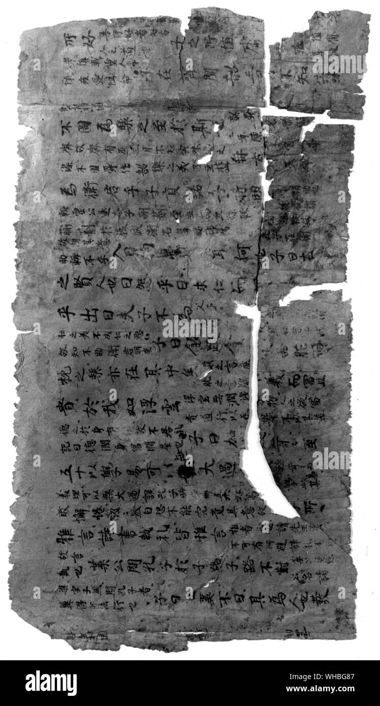Fragment eines Papiers, das Manuskript der konfuzianischen Analects mit dem Kommentar von Cheng das Hsuan ausgegraben 1967 in Astana. Stockfoto
