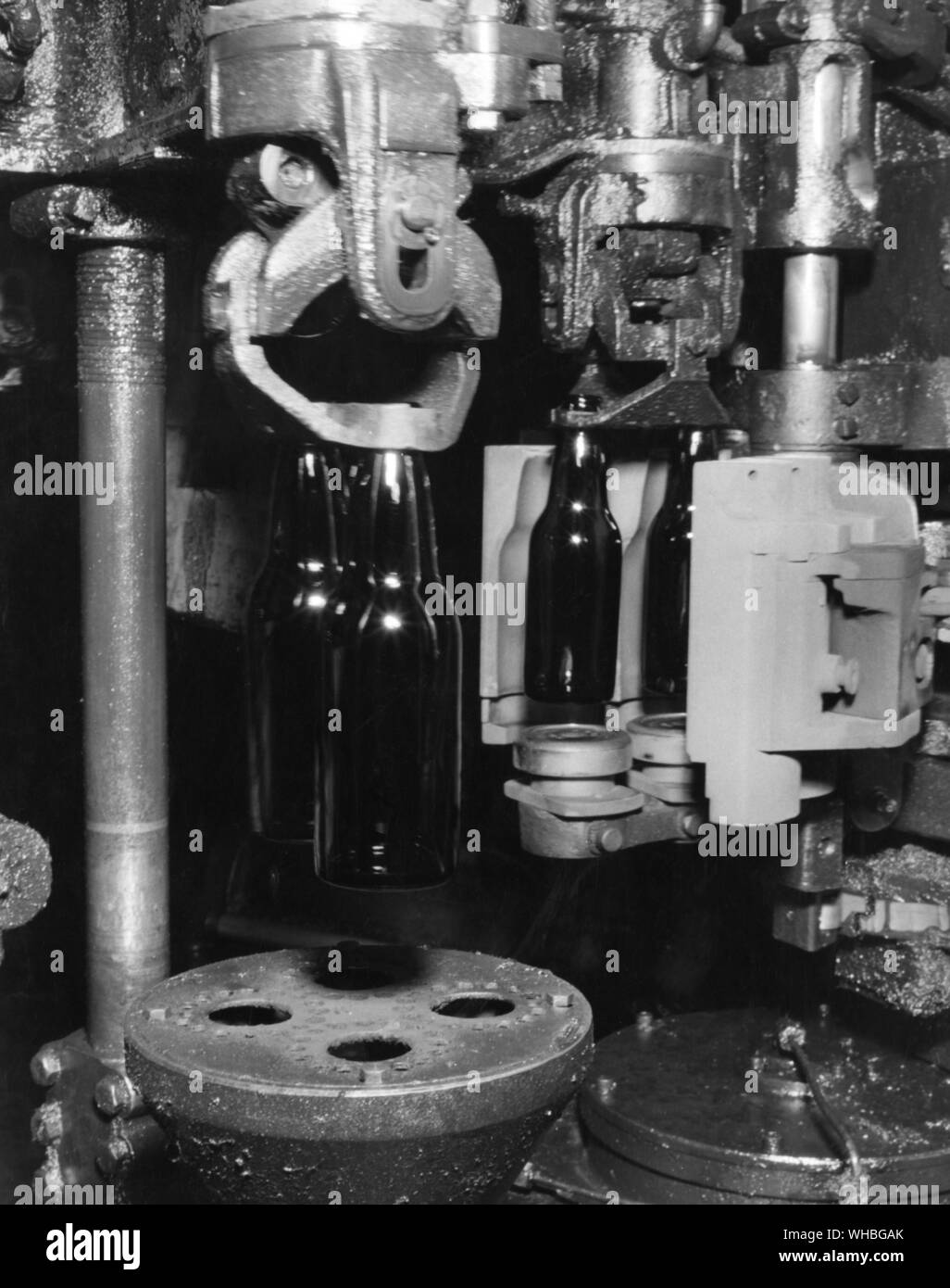Maschinen für die Herstellung von Flaschen aus Glas. Stockfoto