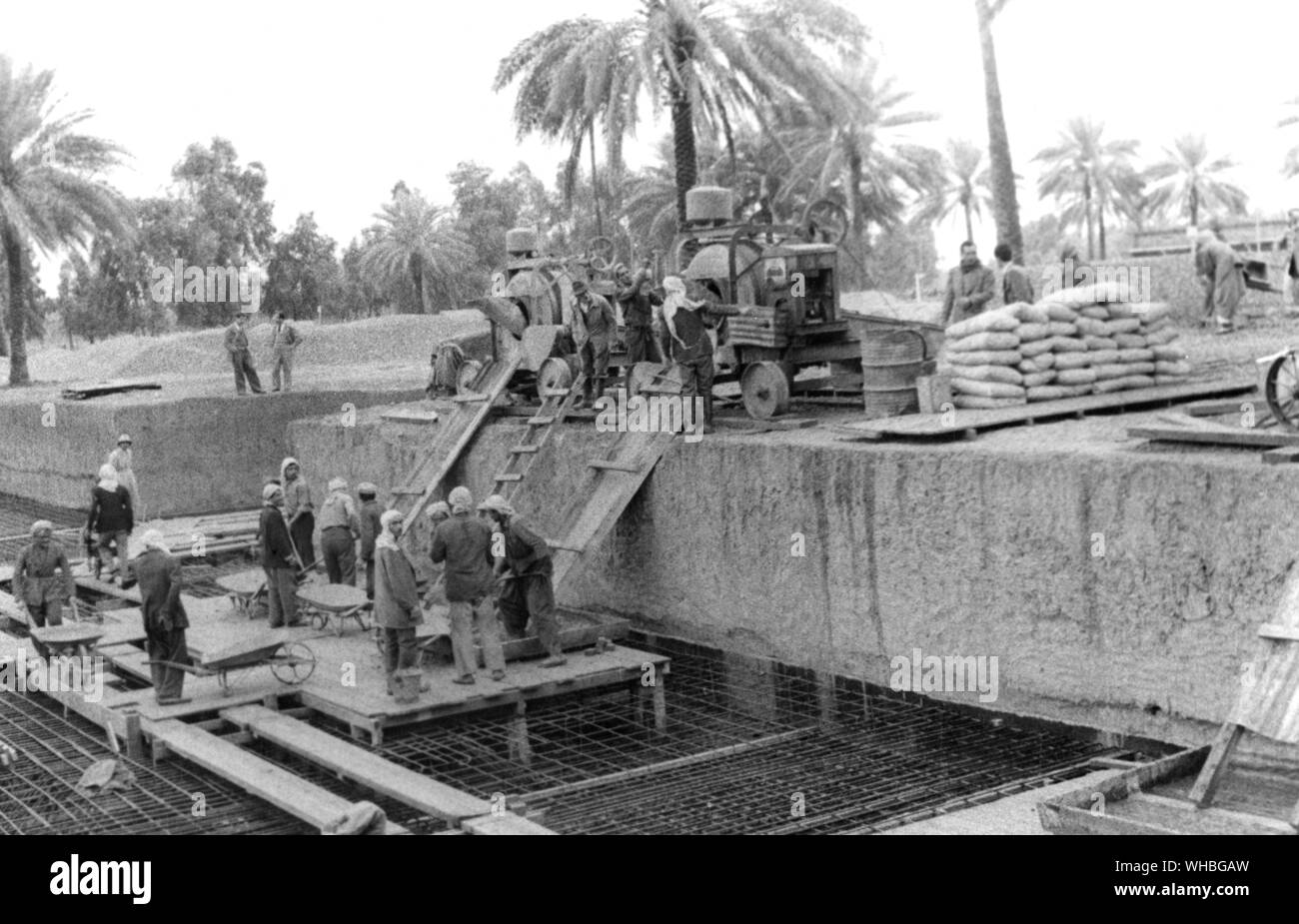 Herstellung von Beton für die Verlegung auf verstärkte Grube, Libanon bereit. 2. Januar 1953 Stockfoto