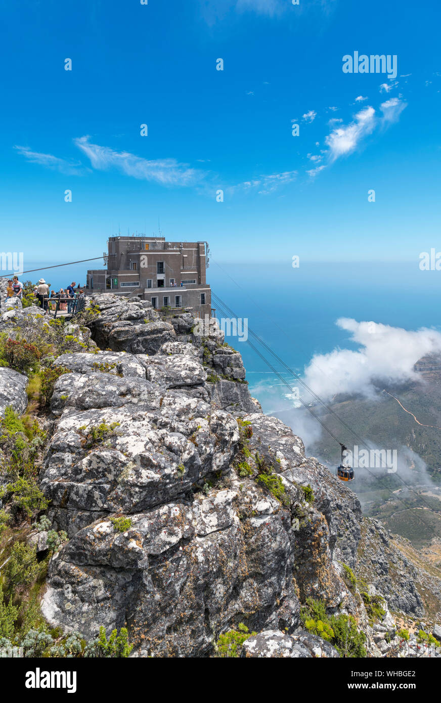 Blick vom Tafelberg mit der Tafelberg Seilbahn im Vordergrund, Cape Town, Western Cape, Südafrika Stockfoto