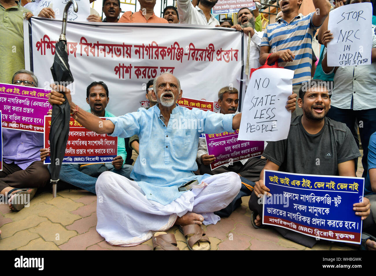 Die Demonstranten halten Plakate und Fahnen und riefen Parolen bei einer Demonstration gegen die nationalen Register der Bürger (NRC) in Kalkutta. Die nationalen Register der Bürger (NRC), ist die Liste der indischen Bürger in Assam, die auszusortieren, die illegale Einwanderung aus Bangladesch wird aktualisiert und die angrenzenden Regionen. Stockfoto
