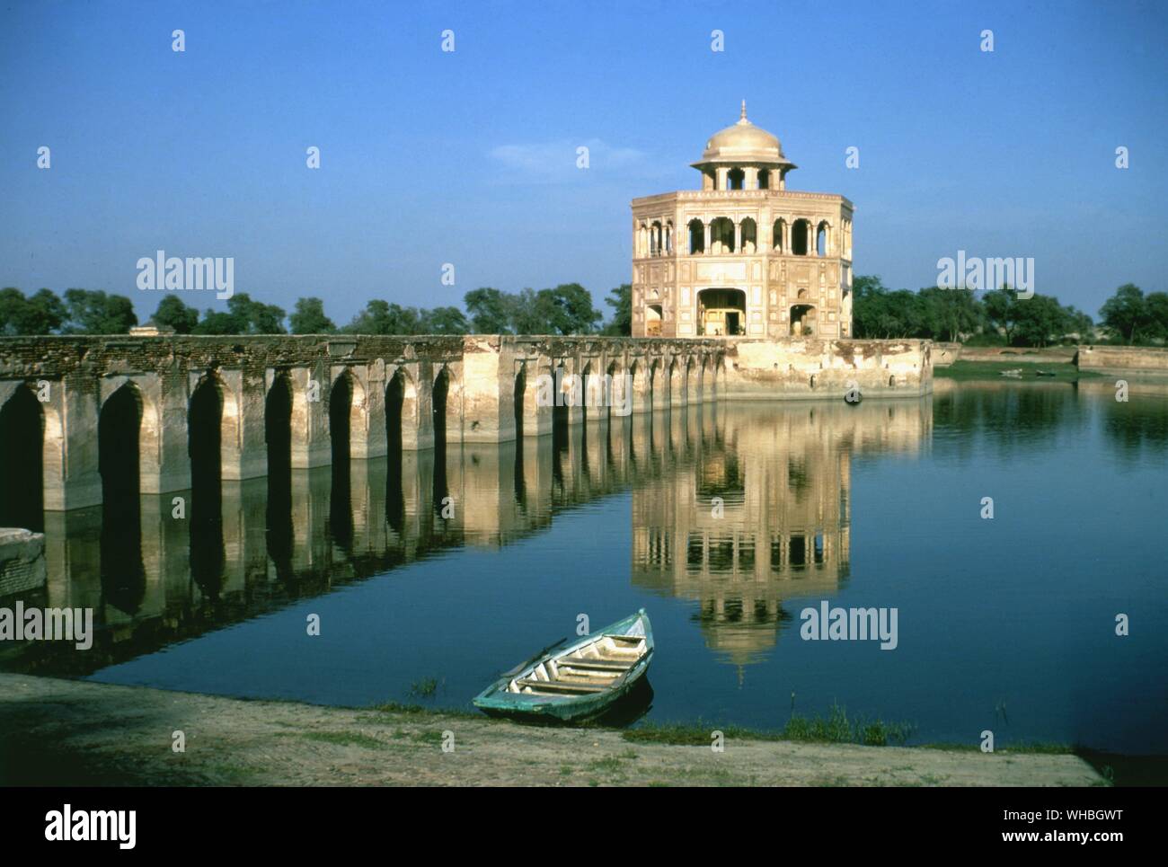 Pakistan Lahore. Hiram Minar. Jagdhütte und Tank von Jahangir im Speicher der bevorzugten Rotwild gebaut. . Die Struktur besteht aus einem großen, fast quadratischen Wasserbehälter mit einem achteckigen Pavillon in der Mitte Stockfoto