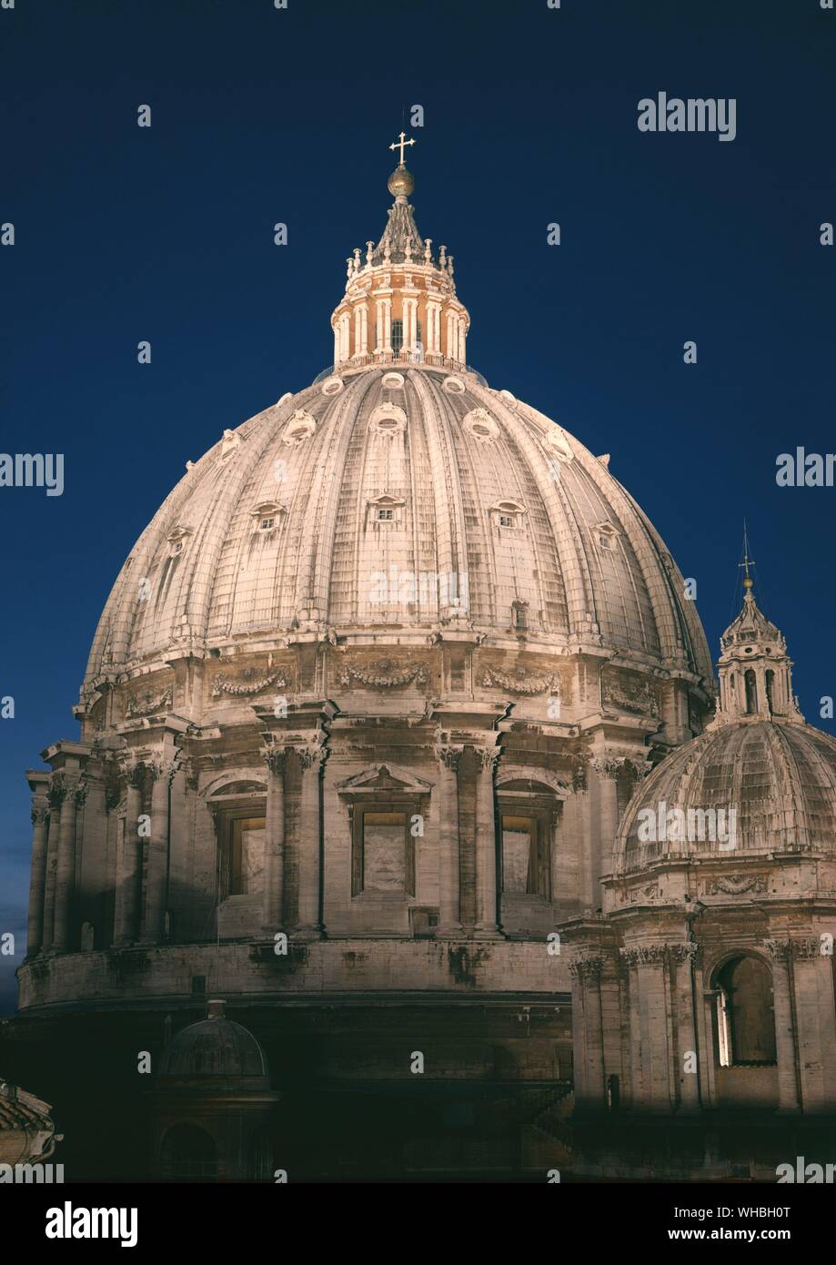 Kuppel von St. Peter in Rom bei Nacht. Stockfoto