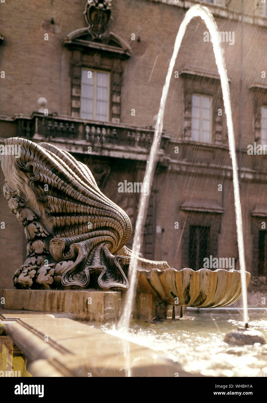 Ein Detail des Brunnens vor S Maria in Trastevere, Rom, Italien. Stockfoto